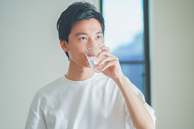 検査朝8時から、およそ2リットルの洗腸剤を90-120分かけて全量飲んでいただきます