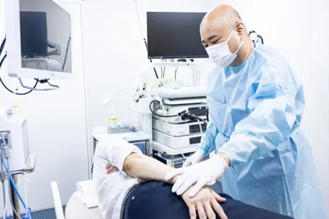 検査ベッドで左腕を下にして横になったら、鎮静剤・腸の動きを抑える薬を注射します