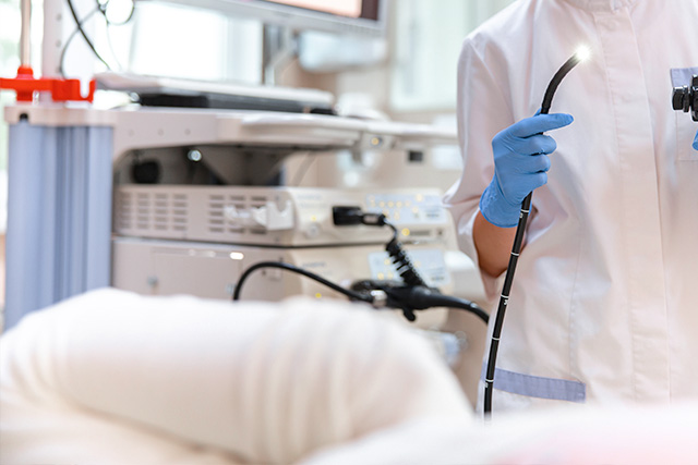 内視鏡用のベッドに左向きに横になって寝ます