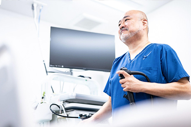 検査担当医が内視鏡を鼻もしくは口からから挿入します