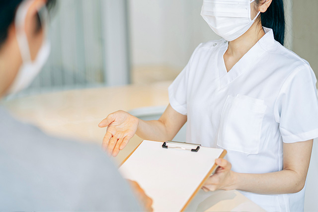 受付で問診票をご提出