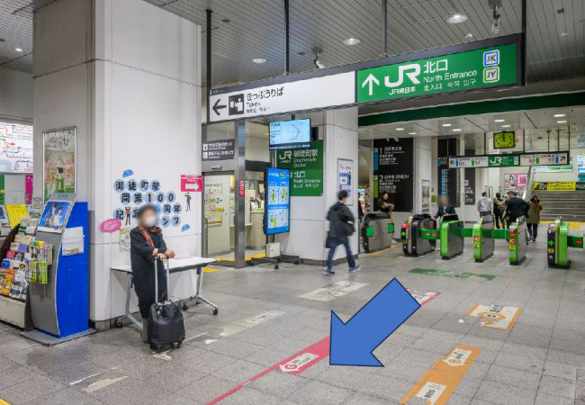 JR御徒町駅 北口改札を出ます