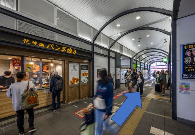 改札から出て、右手側に進みます