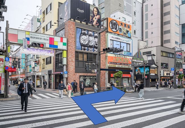 横断歩道を渡り右へ進みます