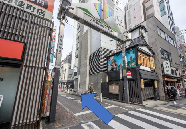 上野御徒町中央通りのゲートをくぐります