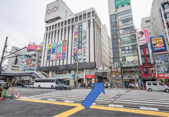 マルイ横の上野御徒町中央通りゲートを通り抜けます