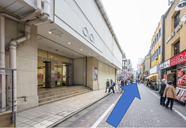 1つ目の交差点を直進します