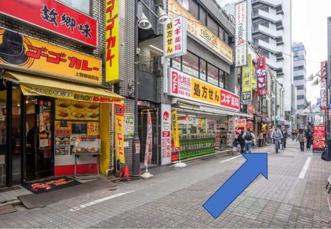 スギ薬局様を左手側に通り過ぎて進むと左手側に喜久屋ビルがございます